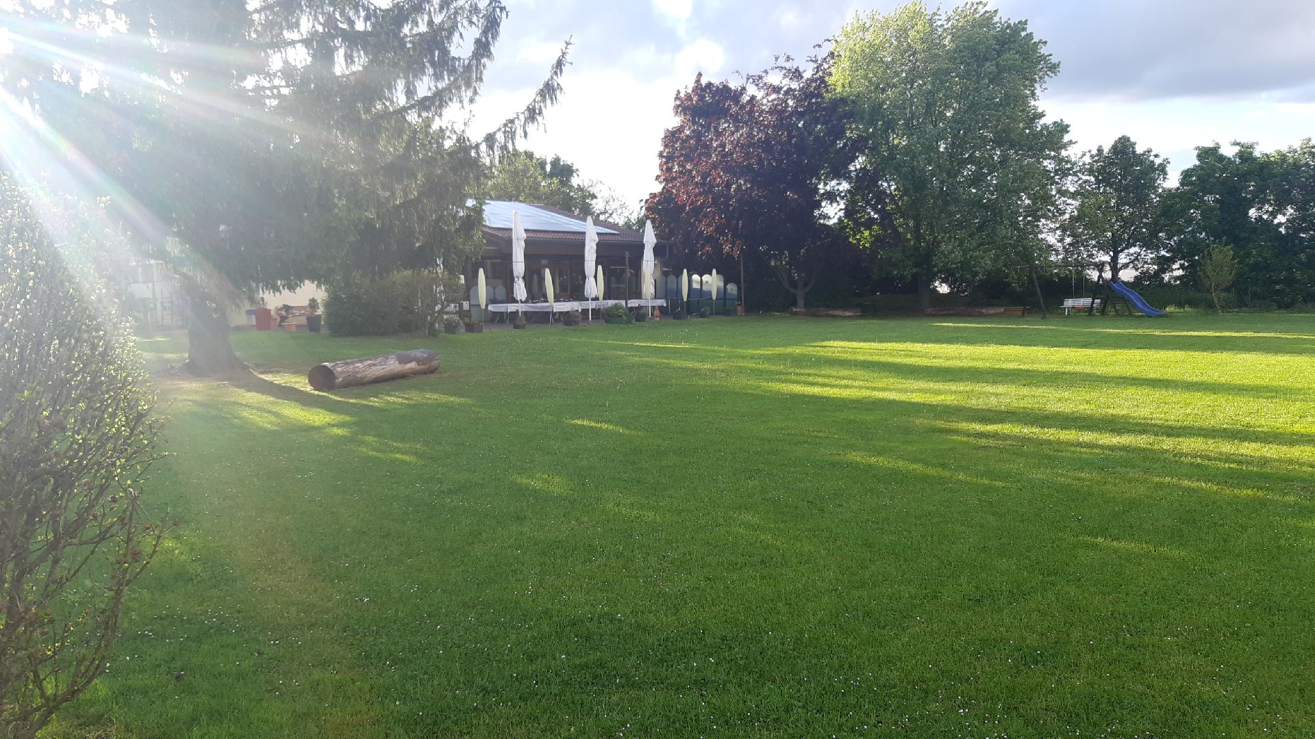 Spielwiese und Clubhaus der Anlage